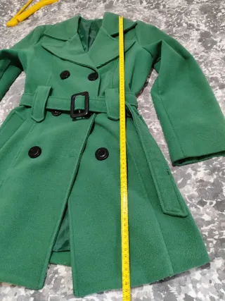 Abrigo verde con cinto y botones