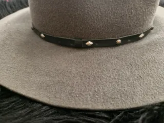 Sombrero de cuero suave gris