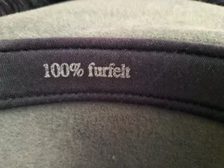 Sombrero de cuero suave gris