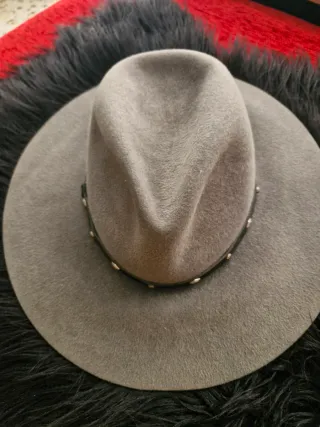 Sombrero de cuero suave gris
