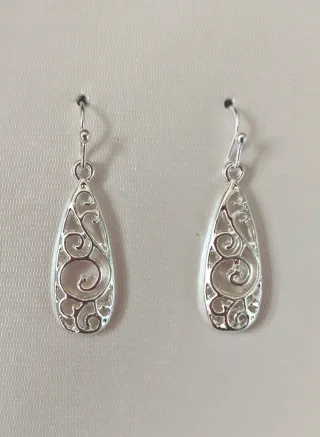 Pendientes plateados.