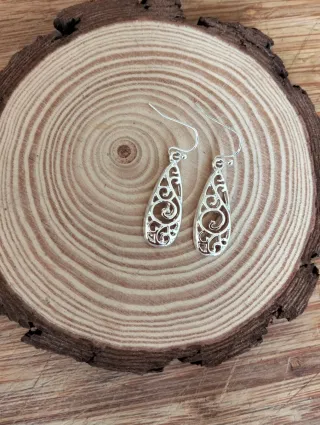 Pendientes plateados.