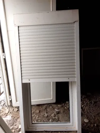 Ventana balconera con persiana