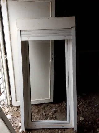 Ventana balconera con persiana