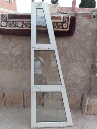 Ventana balconera con persiana