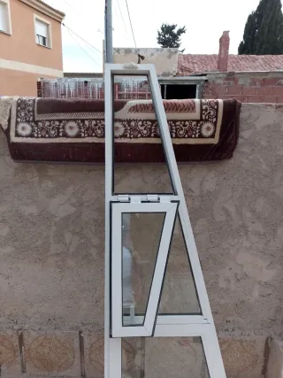 Ventana balconera con persiana