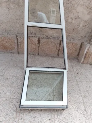 Ventana balconera con persiana