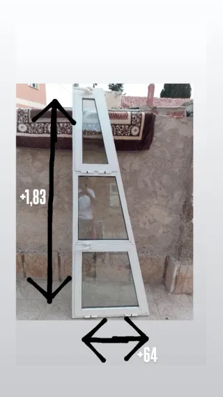 Ventana balconera con persiana