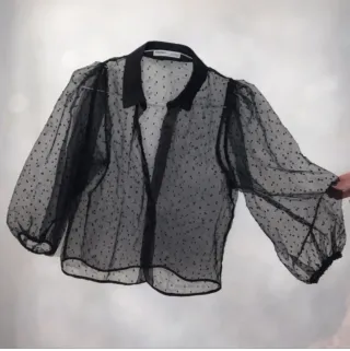 Camisa transparente con lunares