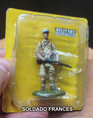 Una collezione di 5 soldatini di piombo