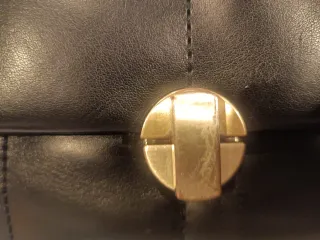 Bolso negro con cadena dorada