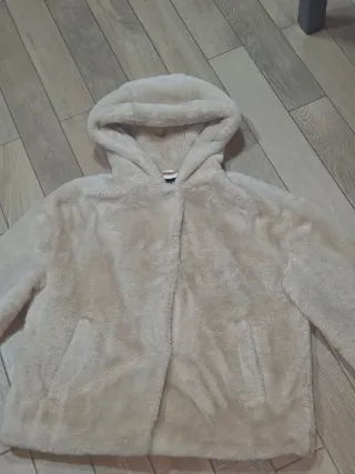 Chaqueta de pelo beige con capucha