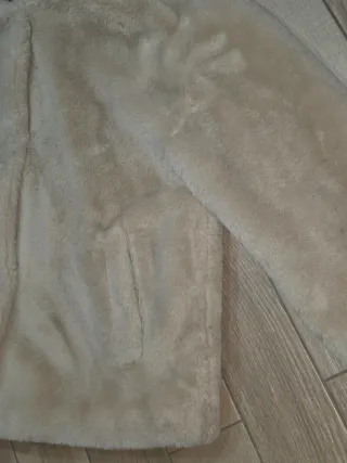 Chaqueta de pelo beige con capucha