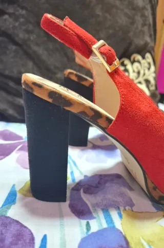 Zapatos de tacón rojos con estampado animal