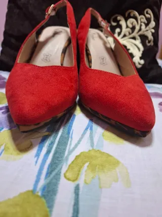 Zapatos de tacón rojos con estampado animal