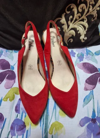 Zapatos de tacón rojos con estampado animal