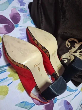 Zapatos de tacón rojos con estampado animal