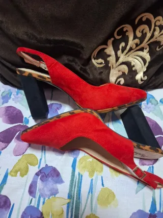 Zapatos de tacón rojos con estampado animal