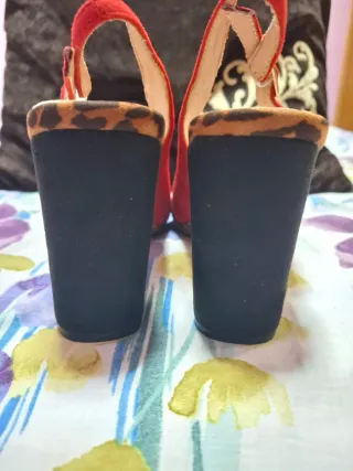Zapatos de tacón rojos con estampado animal