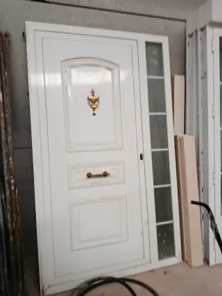 Puerta de entrada blanca con cristal