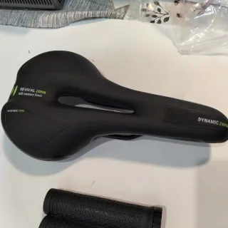 Pack Sillín y Puños Bicicleta Negro nuevos a estre