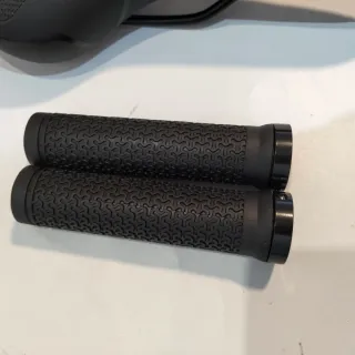 Pack Sillín y Puños Bicicleta Negro nuevos a estre