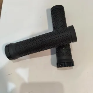 Pack Sillín y Puños Bicicleta Negro nuevos a estre