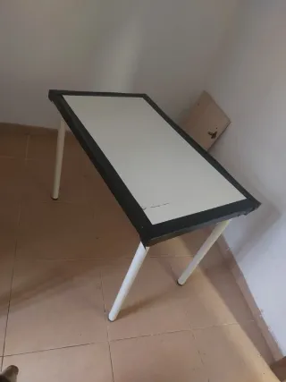 Mesa pequeña de cocina blanca