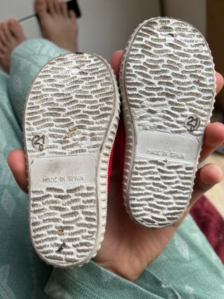 Zapatos rojos y beige para bebé