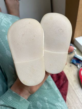 Zapatos rojos y beige para bebé