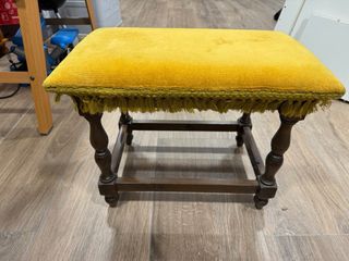 Banqueta o puf antiguo tapizado amarillo