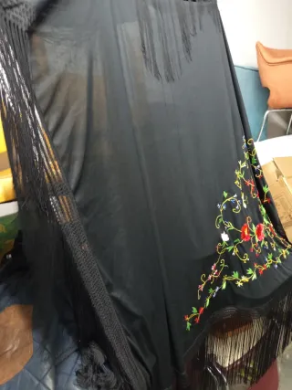 Mantón de Manila bordado negro y chal
