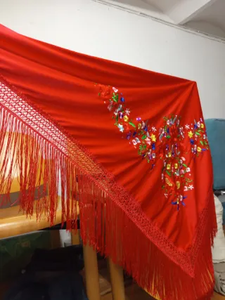 Mantón de Manila bordado negro y chal