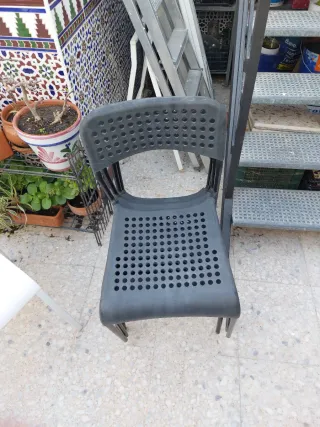 Sillas apilables de plástico y metal