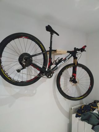 Soporte de madera para bicicleta