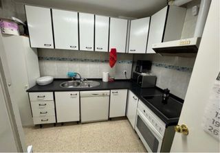 Cocina modular blanca y negra