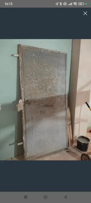 Puerta de hierro reforzada