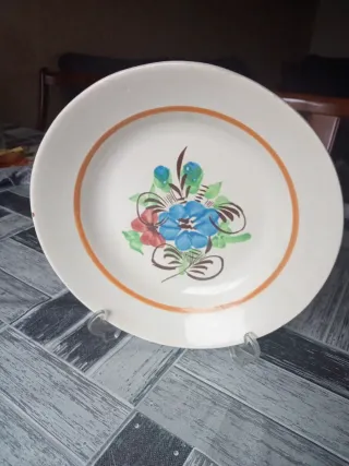 Fuente cerámica antigua pintada a mano