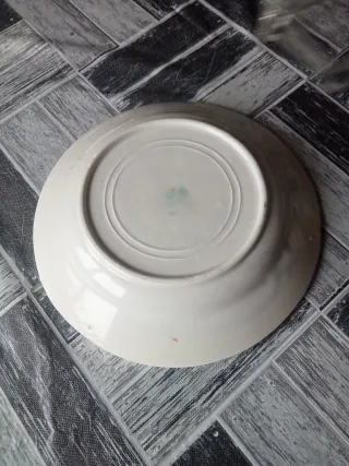 Fuente cerámica antigua pintada a mano