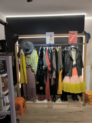 Expositor tienda madera y metal con luz.