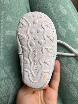 Zapatos infantiles Reebok y Converse