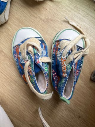 Zapatos infantiles Reebok y Converse