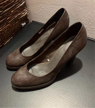 Zapatos tacón efecto piel serpiente marrones