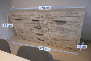 Mueble de salón alto con vitrina