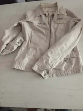 Lote de 3 cazadoras, dos son beige y otra negra