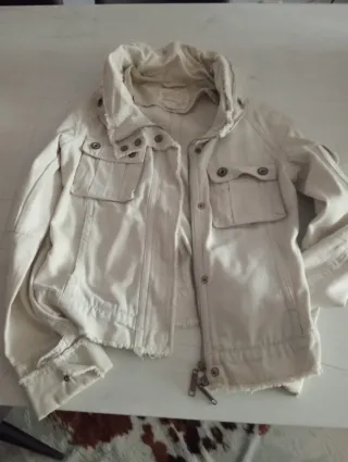 Lote de 3 cazadoras, dos son beige y otra negra