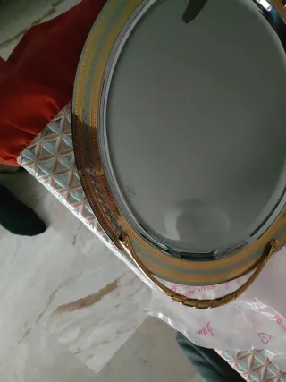 Vassoio ovale in acciaio inox con manici dorati