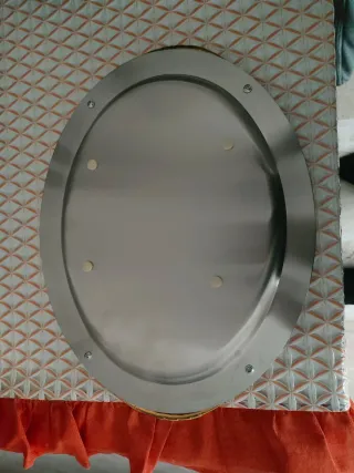 Vassoio ovale in acciaio inox con manici dorati