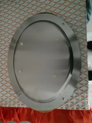 Vassoio ovale in acciaio inox con manici dorati