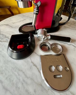Cafetera Espresso De’Longhi Dedica Style Roja